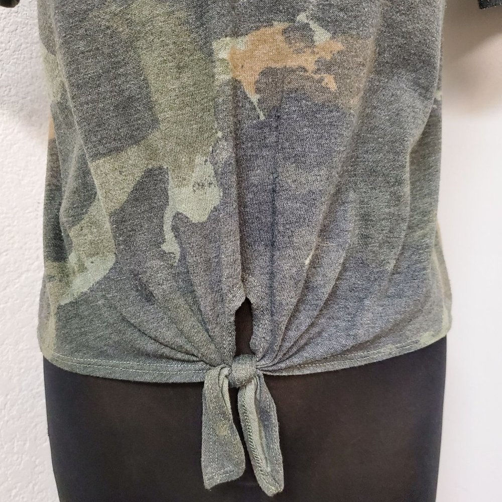 Alternative Short Sleeve V-Neck Front Tie Camo Top Size L - Picture 4 of 7